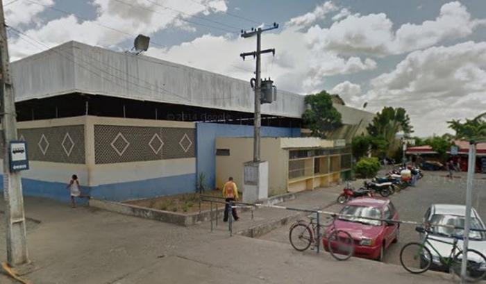 Homem em situação de rua é encontrado morto em frente ao mercado público de Arapiraca.