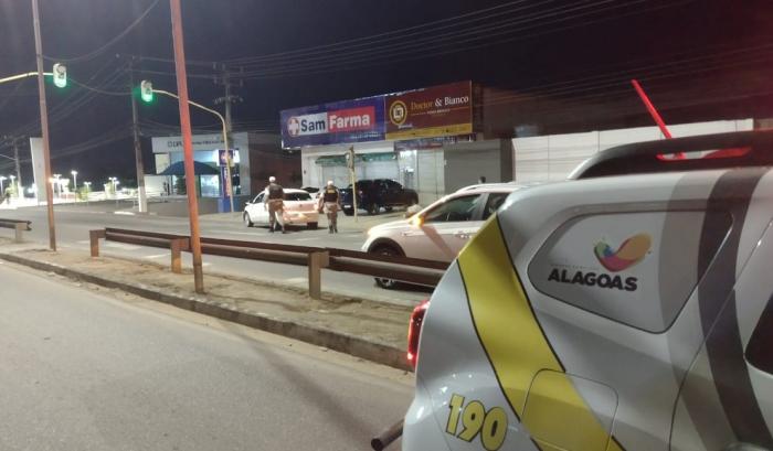 Motorista passa por quebra-molas e carro é atingido na traseira em frente ao HEA, em Arapiraca.