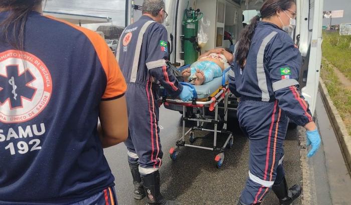 Mulher embriagada cai às margens da AL-220 e é socorrida, em Arapiraca.