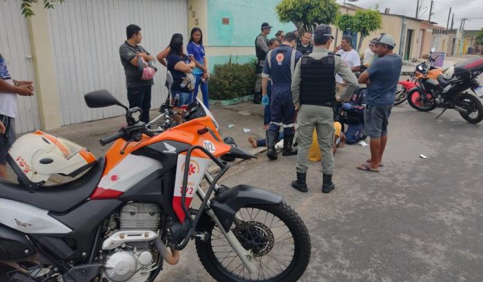 Acidente entre carro e moto deixa casal ferido em Arapiraca.