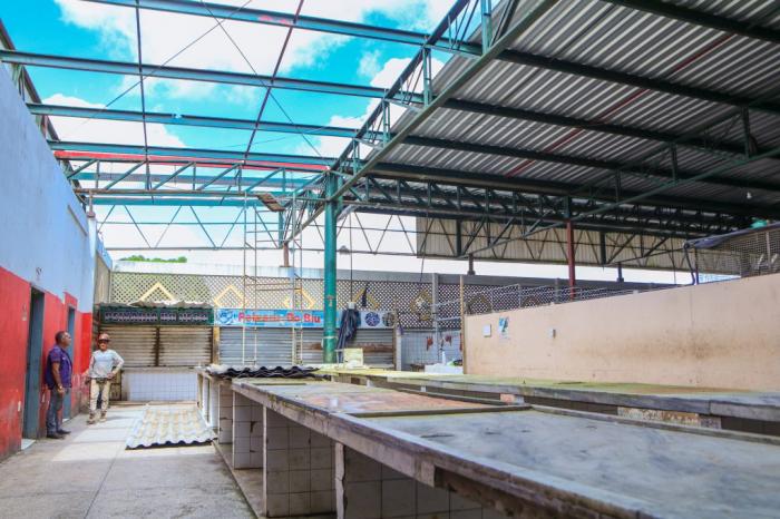 Mercado público recebe reforma e permissionários ganham espaço temporário para comercialização.