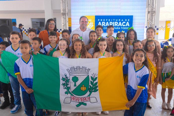 Moradores do Itapoã recebem escola para 350 alunos e agradecem ao prefeito Luciano Barbosa.
