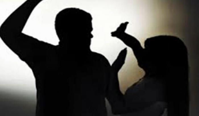 Homem é preso após agredir namorada, ameaçá-la de morte e quebrar objetos da residência.