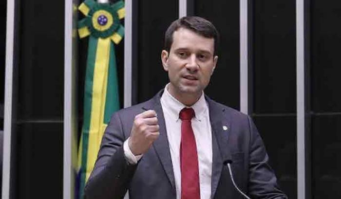 Deputado Daniel Barbosa chama população para discutir sobre uso de celular em sala de aula.