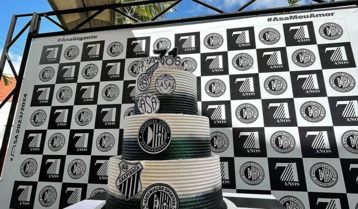 ASA celebra 71 anos de fundação com bolo gigante na Praça Luiz Pereira Lima, em Arapiraca.