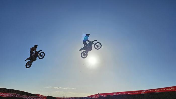 Viva Motocross reúne mais de 15 mil espectadores na arena montada no Lago da Perucaba.