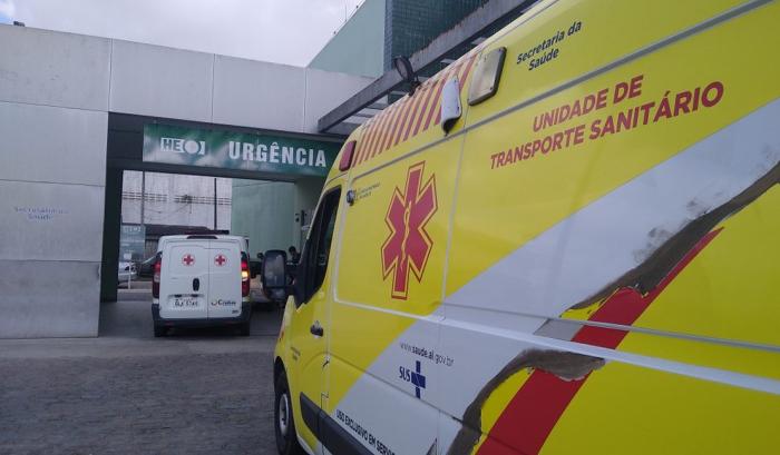 Motociclista fica ferido após carro invadir contramão na rua Quinze de Novembro.