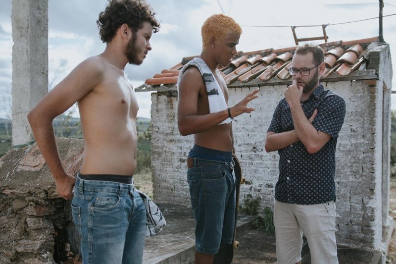 Leandro ouve e orienta os jovens atores no set de filmagem do curta (Foto: Assessoria)